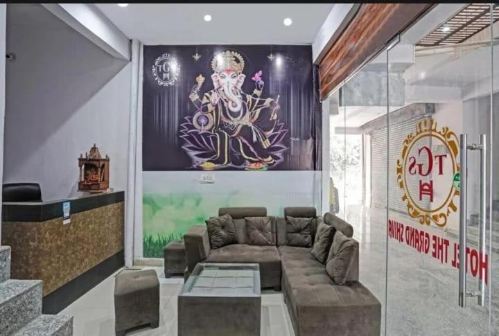 un soggiorno con divano e un dipinto sul muro di Hotel The Grand Shiva a Noida