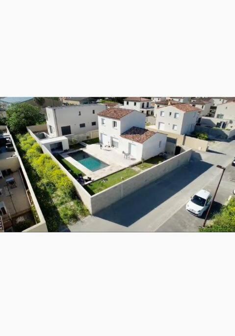 une vue aérienne d'une maison avec piscine dans l'établissement Villa 3 chambres avec piscine, à Avignon