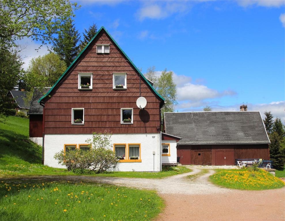 ein großes rotweißes Haus mit einer Scheune in der Unterkunft Pension Haus Pentacon in Kurort Altenberg