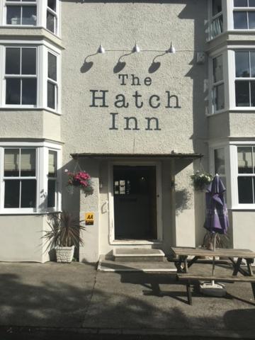 un edificio con una panchina di fronte alla locanda della cucina di The Hatch Inn a Taunton