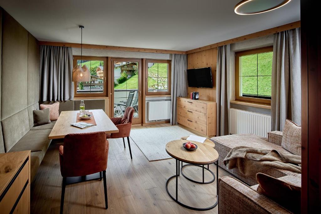 TV a/nebo společenská místnost v ubytování Hotel Alpenhof
