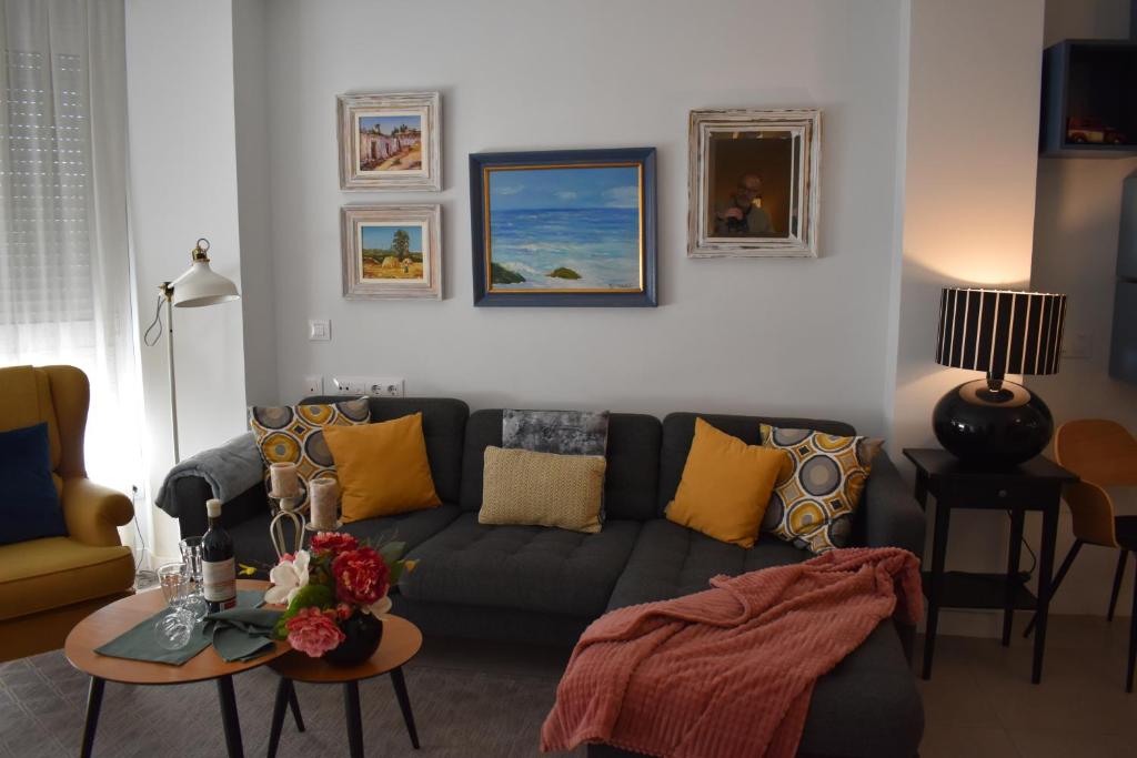 a living room with a couch and a table at Precioso piso en el centro de Almeria in Almería