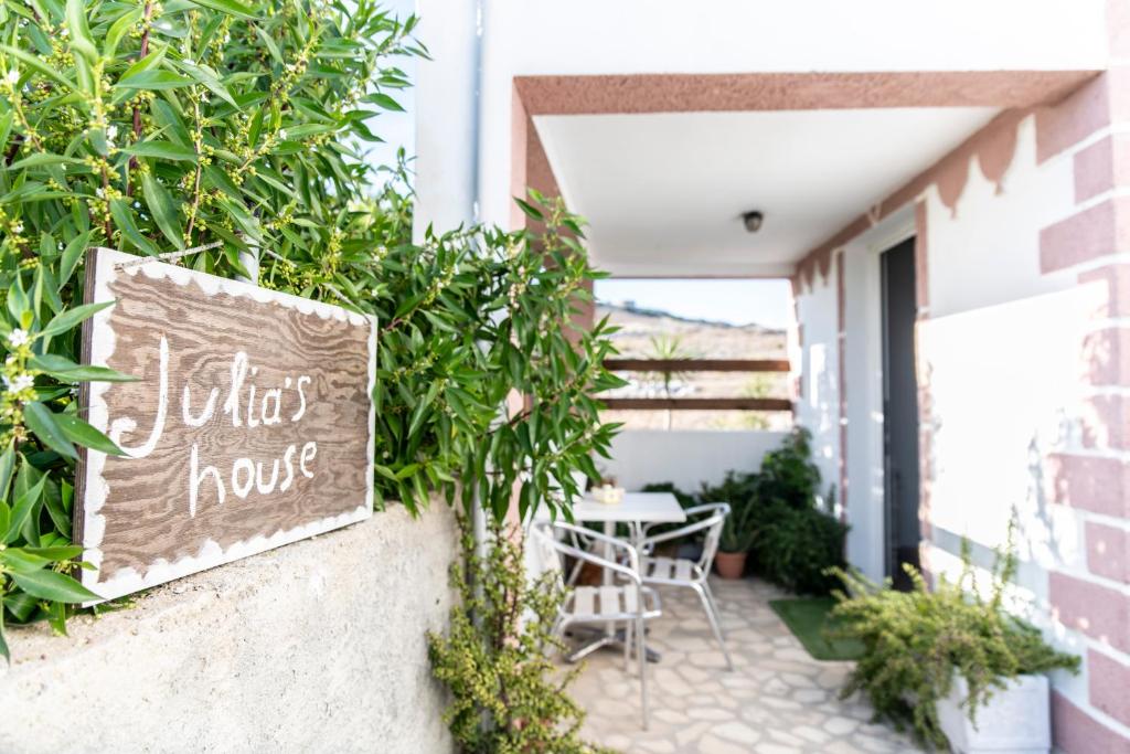Κήπος έξω από το Julia's Holiday House