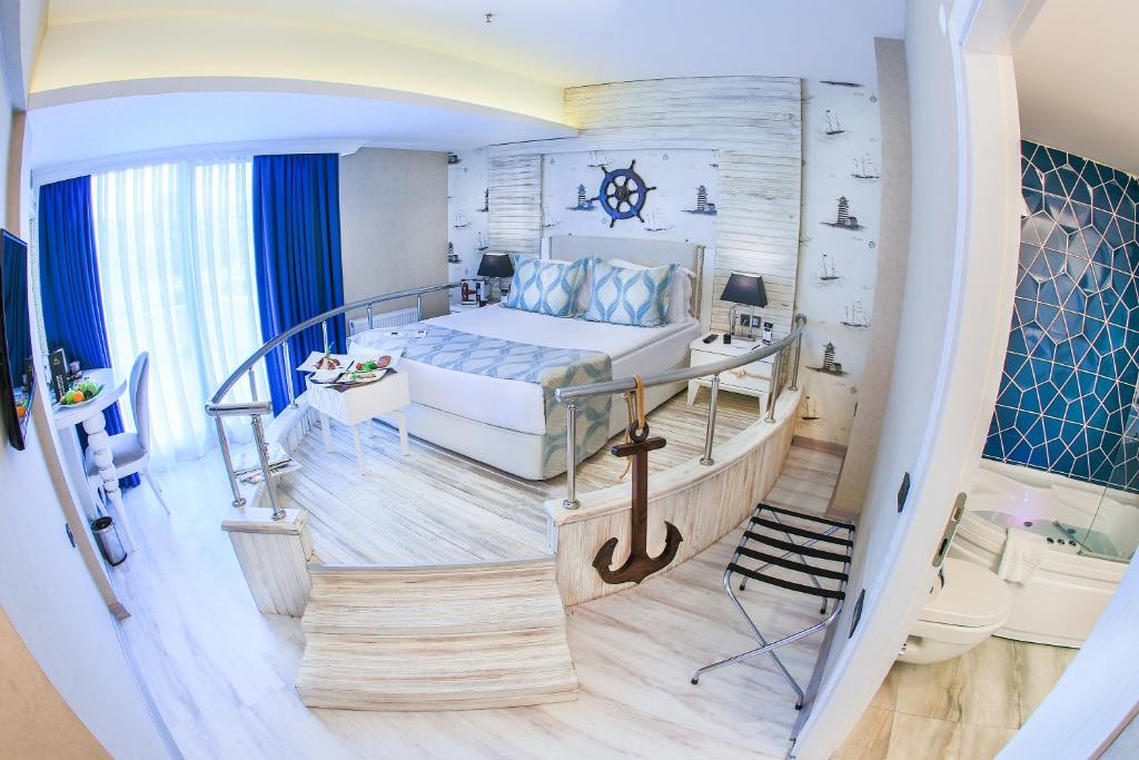 アンカラにあるデモンティ ホテルのベッドと階段が備わる小さな客室です。