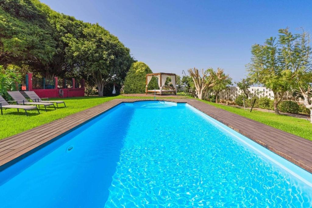 a swimming pool in a yard with a gazebo at Ferienhaus für 10 Personen in Arucas, Gran Canaria Nordküste Gran Canaria in Arucas