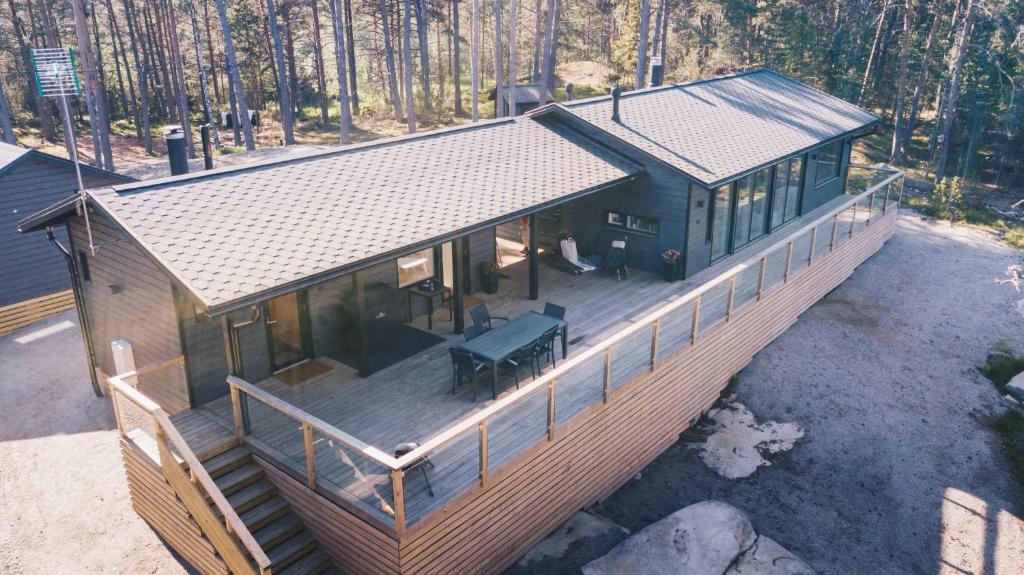 Iniö的住宿－Villa Jumo Iniö，树林中木屋的顶部景色