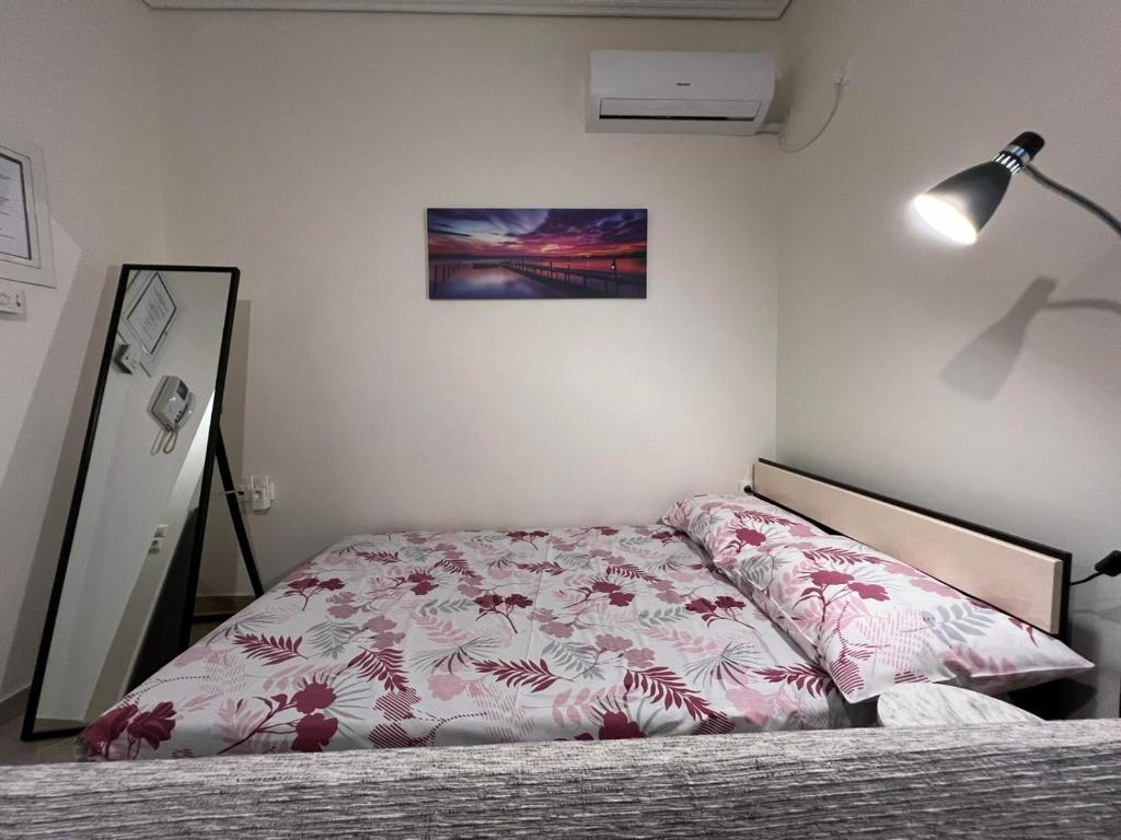 雅典的住宿－Cozy Apartment In The Heart Of Athens，一间卧室配有一张带粉红色床罩的床