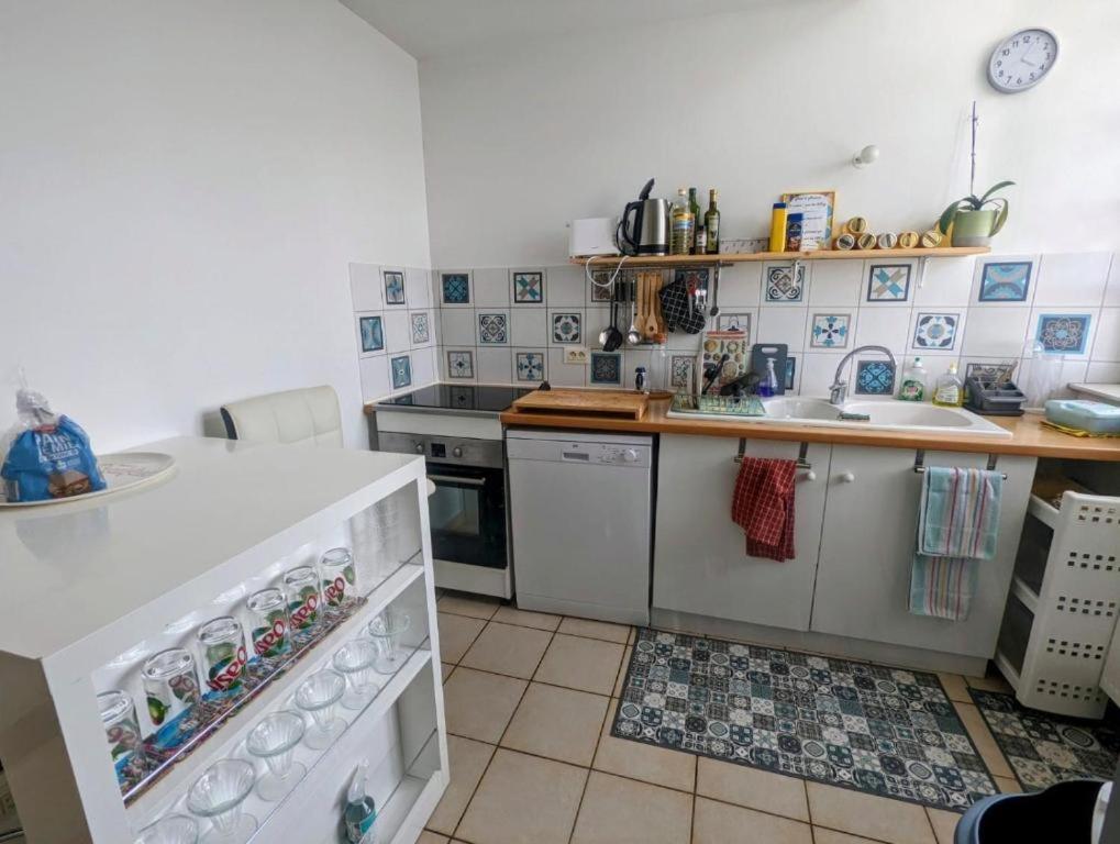 a kitchen with a counter and a sink and a counter top at Appartement 3 chambres,îlot Pasteur-Auch in Auch