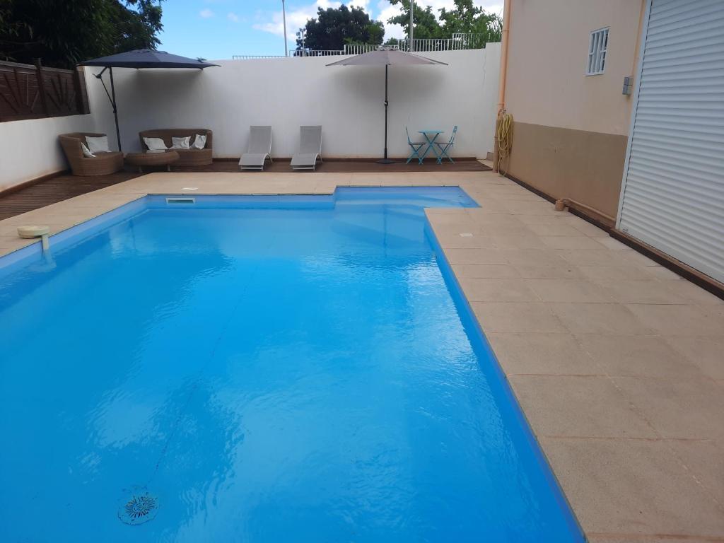 Bazén v ubytování Studio avec piscine privée, idéalement situé nebo v jeho okolí