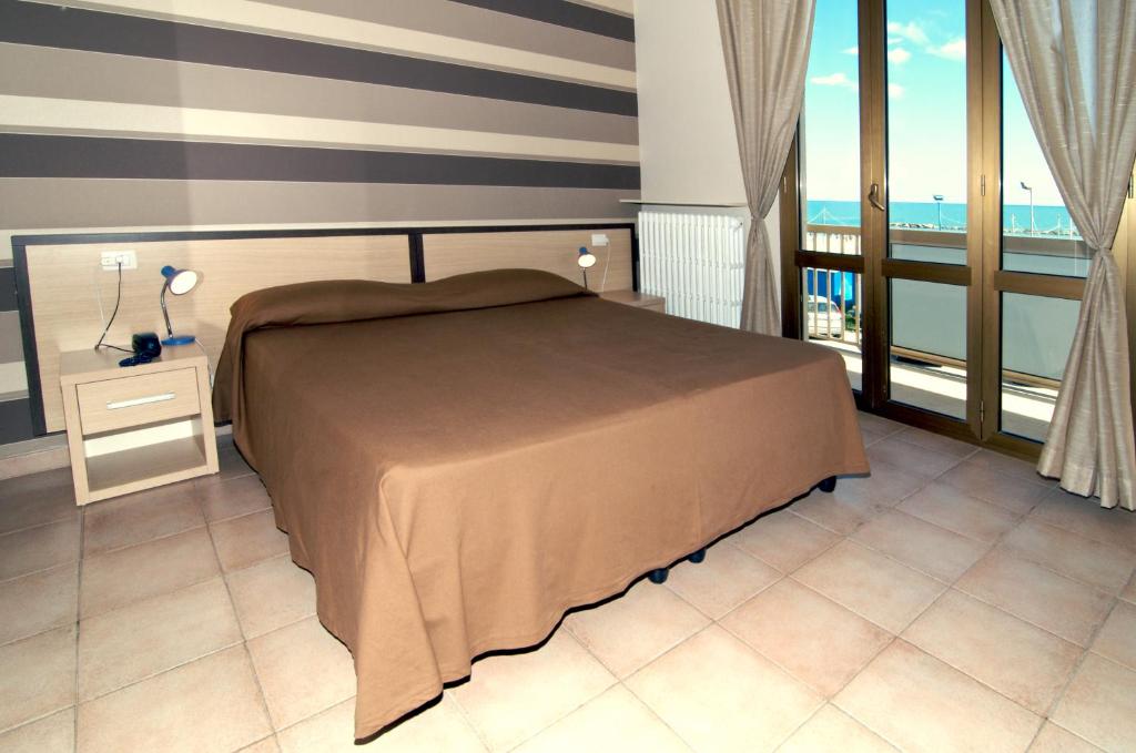 - une chambre avec un lit et une vue sur l'océan dans l'établissement Hotel Velus, à Civitanova Marche