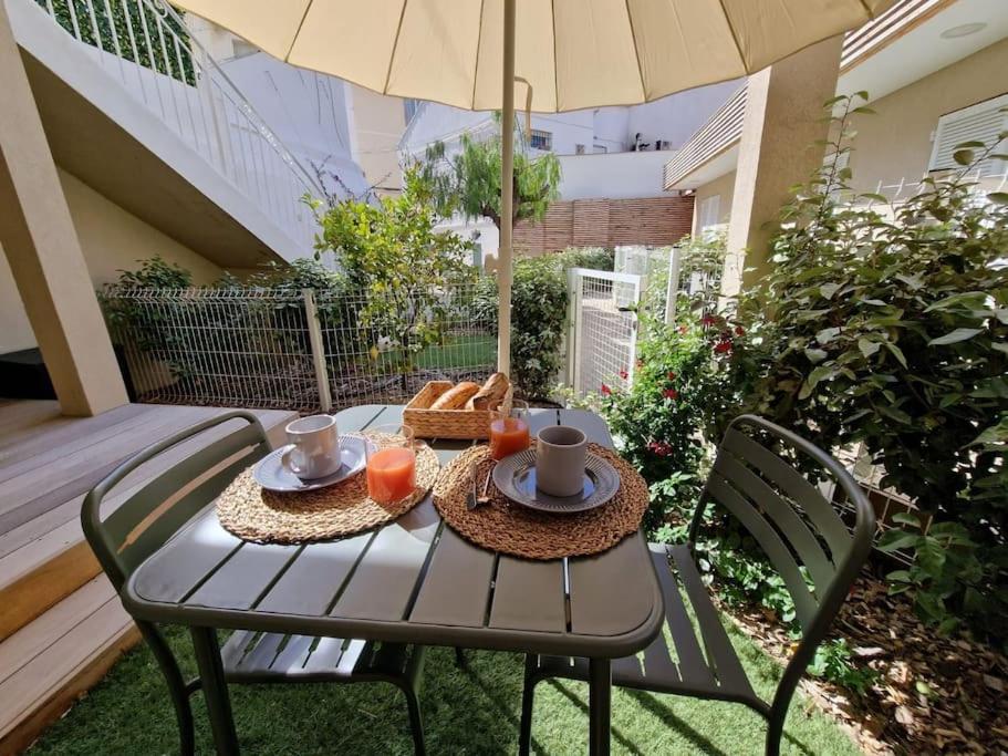 un tavolo da patio con due sedie e un ombrellone di BELAZUR Entre plage et port a Bandol