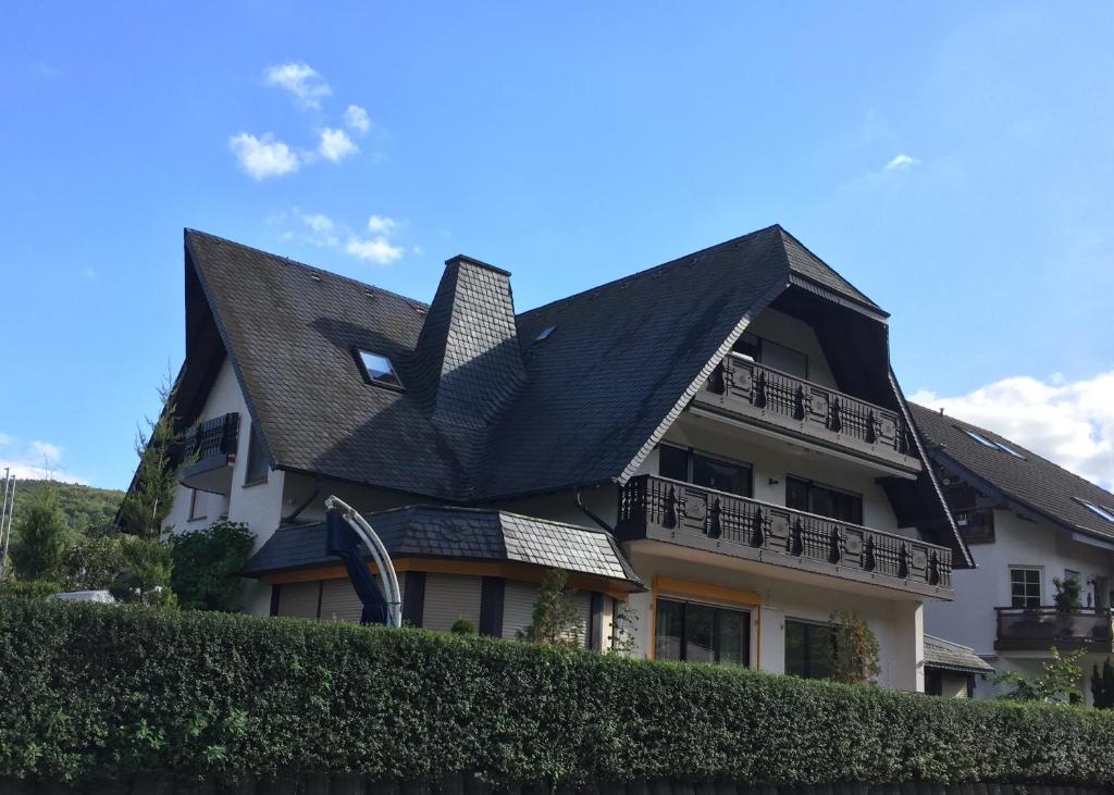 a house with a roof on top of a hedge at Moseltraum in Bruttig-Fankel