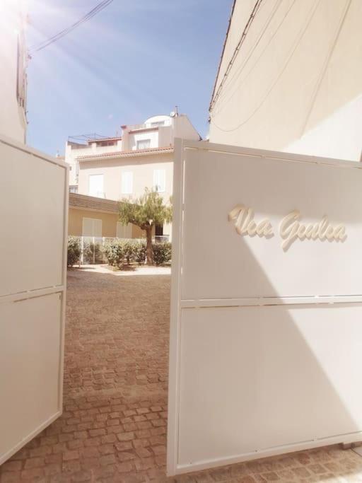 - un réfrigérateur blanc avec un panneau sur le côté dans l'établissement BELAZUR Entre plage et port, à Bandol