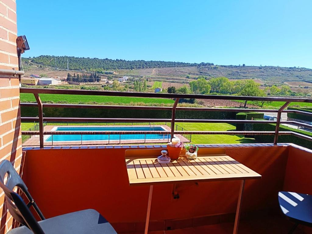 FuenmayorにあるPura Vida Riojaのプールを望むバルコニー(テーブル付)
