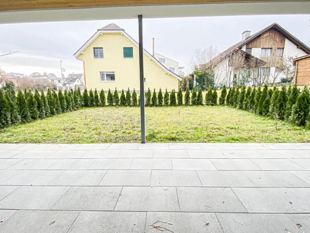 une rangée d'arbres dans une cour avec une maison dans l'établissement in der nähe von Lucern (30 Minuten) & 1 Stunde von Zürich, à Gontenschwil