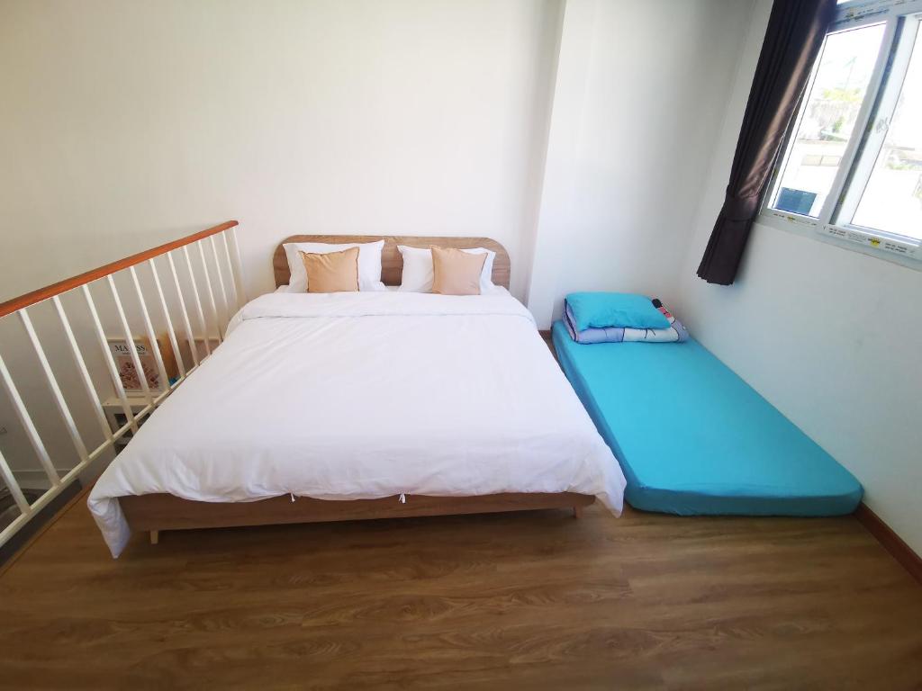 1 dormitorio con 1 cama con colchón azul en Proud Room & wifi en Pattaya North