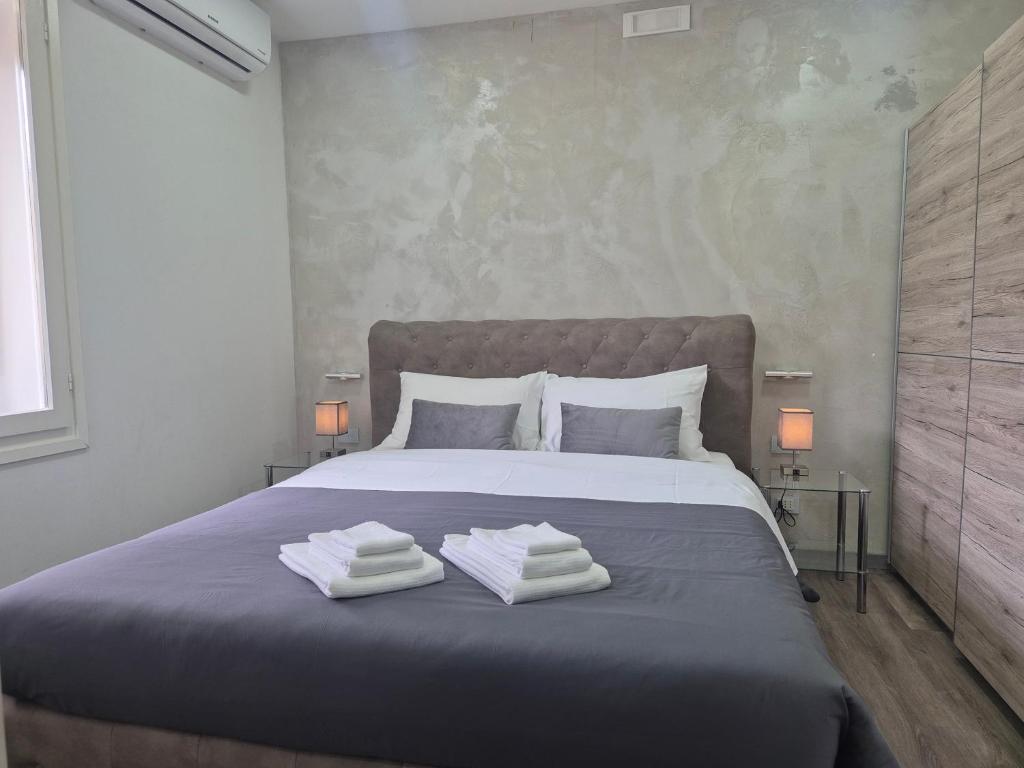 una camera da letto con un letto e due asciugamani di Apartment Udine a Udine