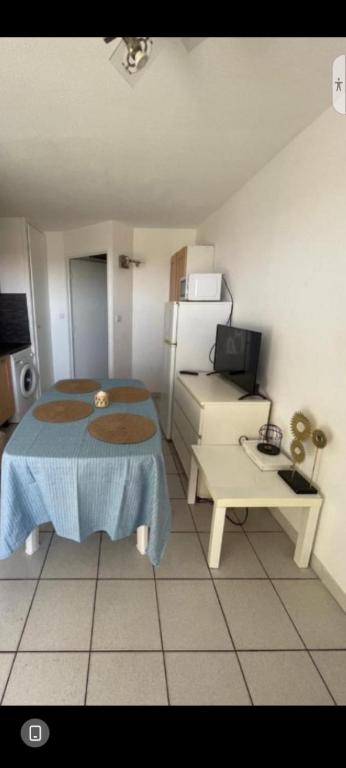 a small room with a bed and a table at Appartement residence le nautile in Le Grau-du-Roi