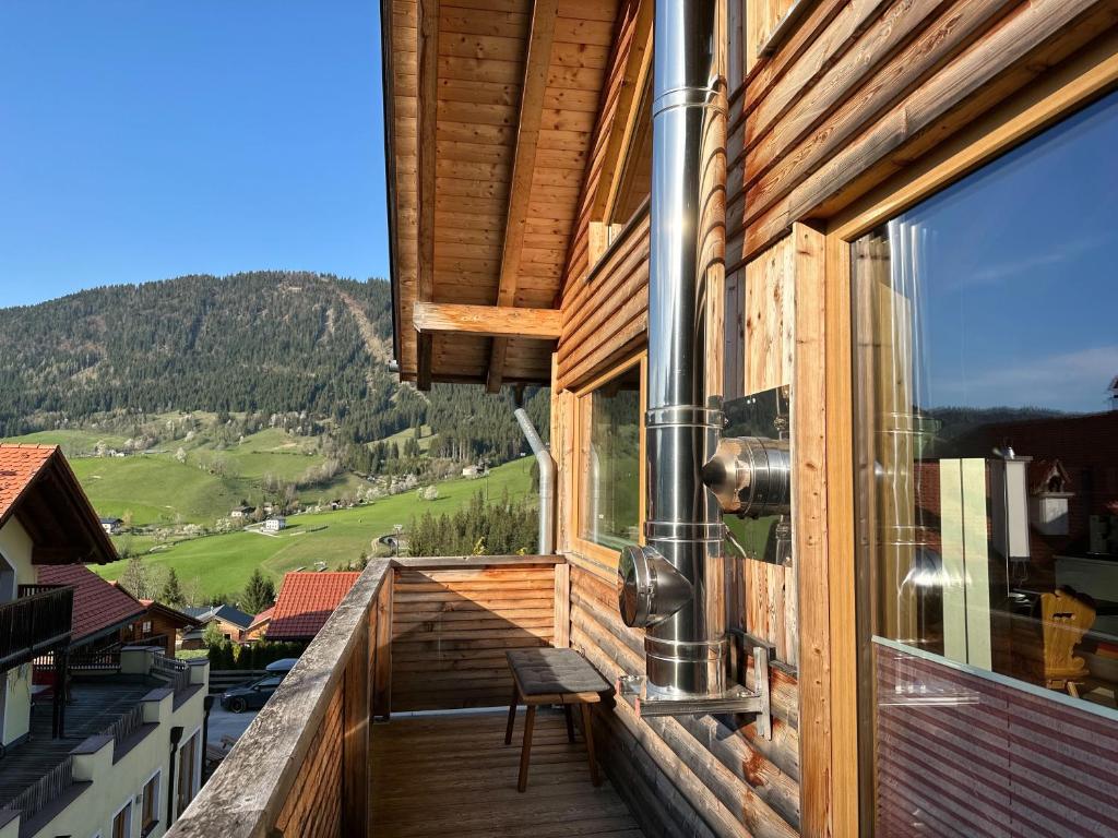 un balcone con vista su una montagna di Chalet Bischofsmütze - Direkt an der Skipiste im Skigebiet Dachstein West ad Annaberg im Lammertal