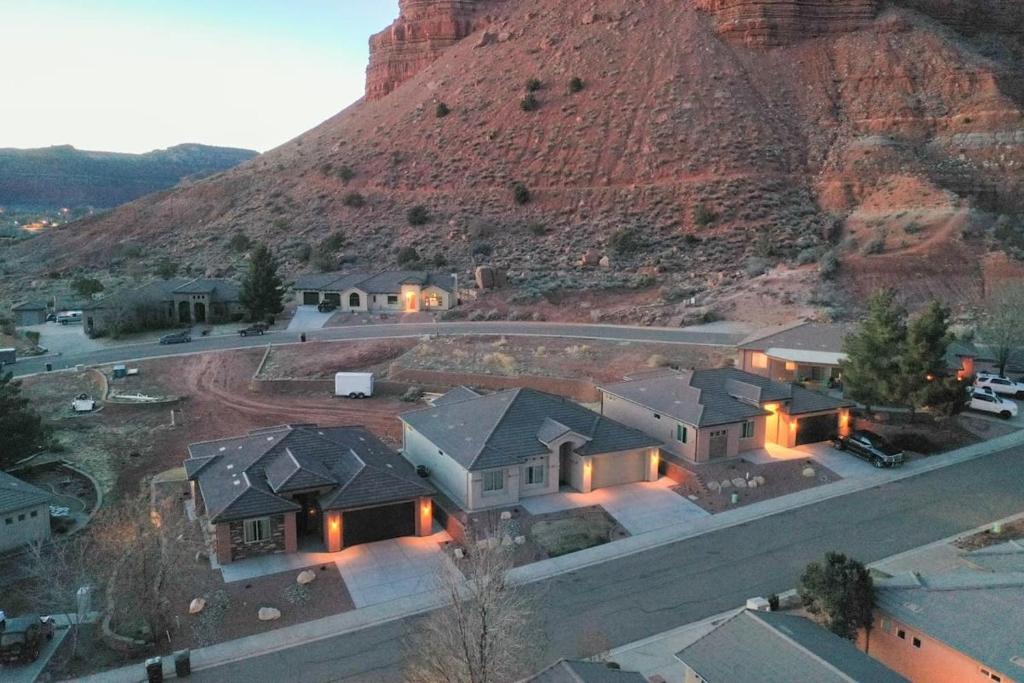 カナブにある3x3 Sanctuary at Kanab - New West Propertiesの山前家屋上空