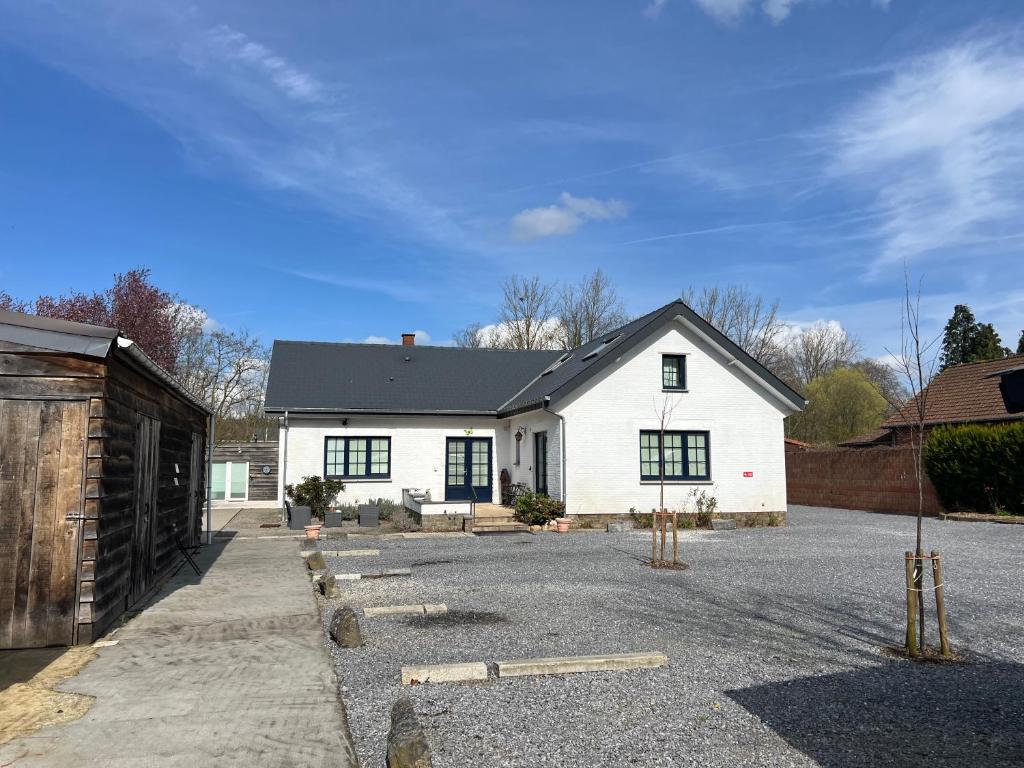 une maison blanche avec un toit noir dans l'établissement Dame Cerise, à Wavre