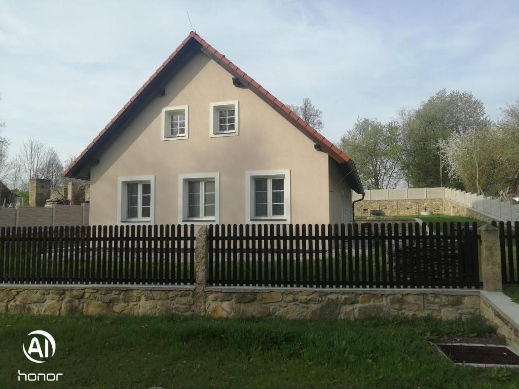 a house with a fence in front of it at Slavonice - Maříž in Maříž