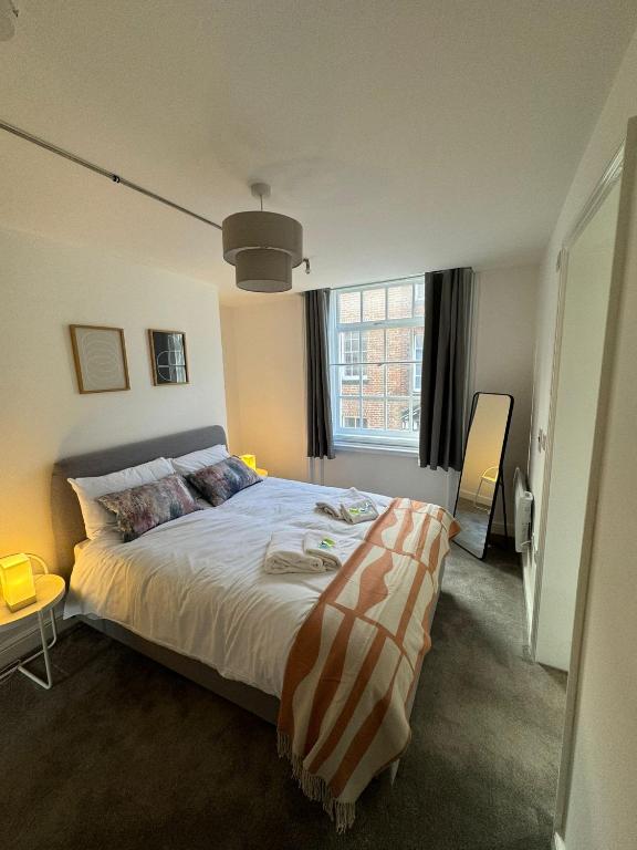 a bedroom with a bed and a window at Beautiful 1 bed 20mins to Central Manchester in Bolton