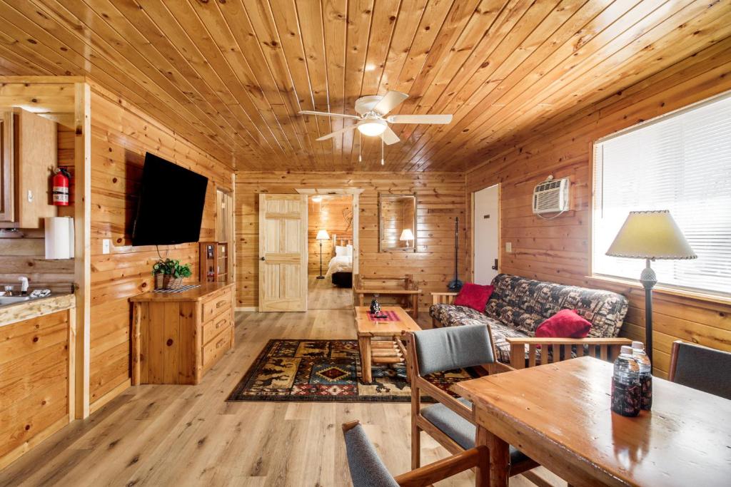sala de estar con sofá y mesa en Mille Lacs Lake Group Getaway with Dock Access!, en Garrison