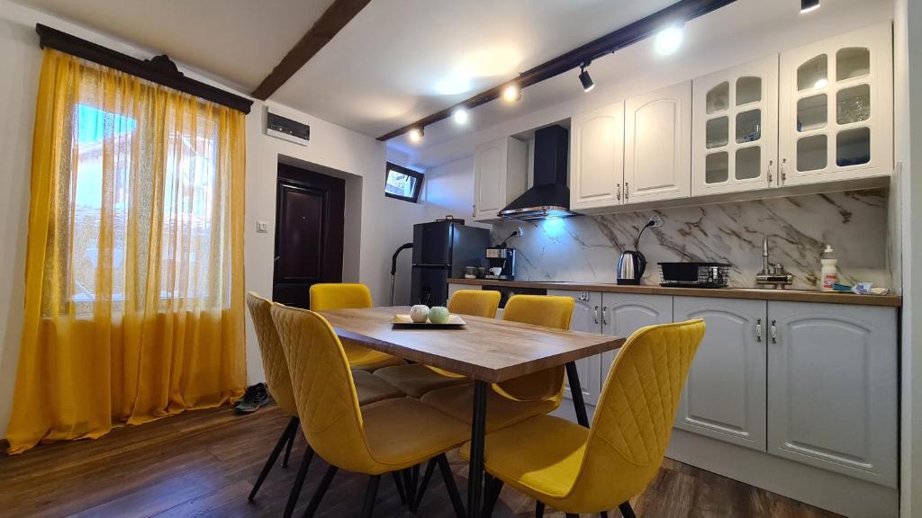 Kuhinja ili čajna kuhinja u objektu Lazarov Suites 2 - cozy two bedroom apartment