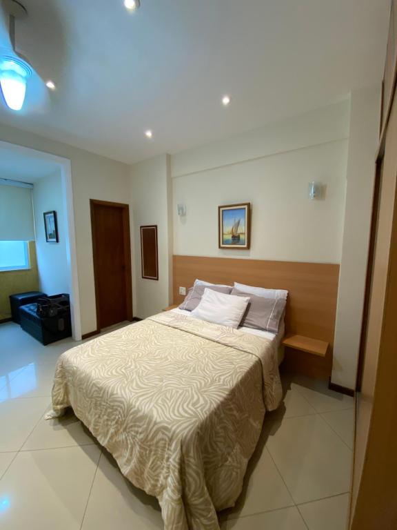 - une chambre avec un lit doté de draps et d'oreillers blancs dans l'établissement * Inacreditável Apartamento a 100m da praia! *, à Rio de Janeiro