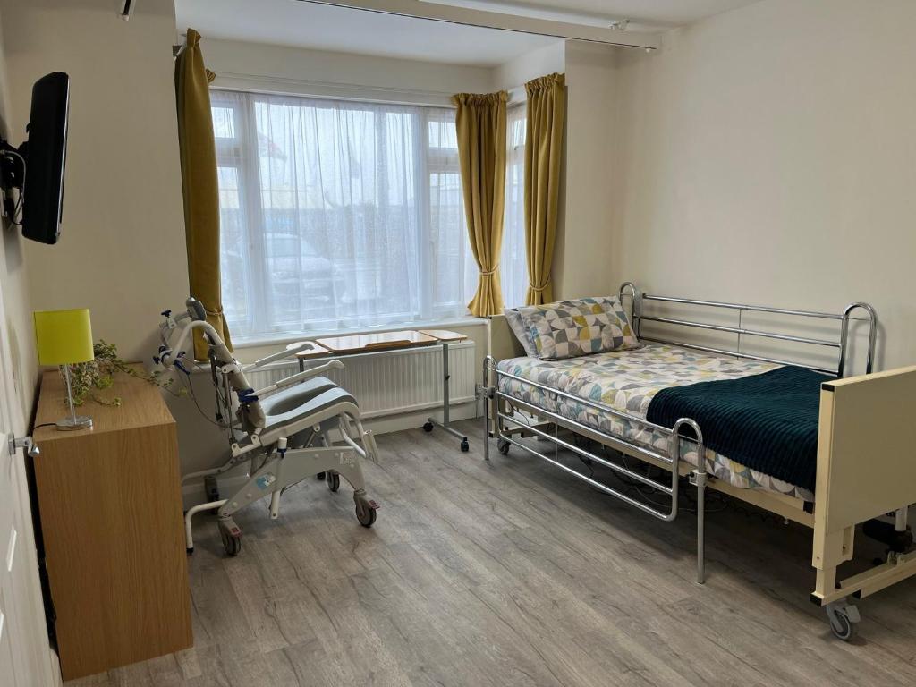 ein Krankenhauszimmer mit einem Bett und einem Stuhl in der Unterkunft The Rose Marie Lodge in Clacton-on-Sea