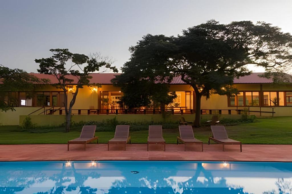 a resort with a swimming pool in front of a building at Fazenda Santa Teresa de 20 a 30 pessoas in Bocaina