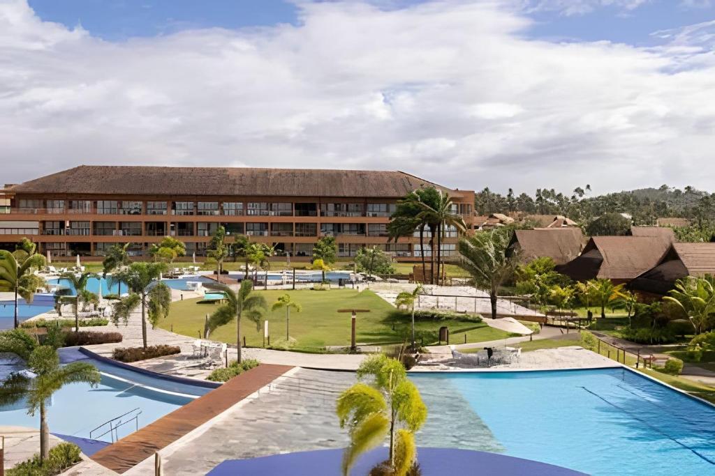 Hosts BR - Estúdio Eco Resort Praia dos Carneiros في تامانداري: اطلالة جوية على المنتجع مع المسبح