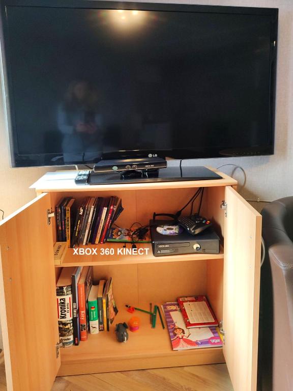 Televízia a/alebo spoločenská miestnosť v ubytovaní Atena