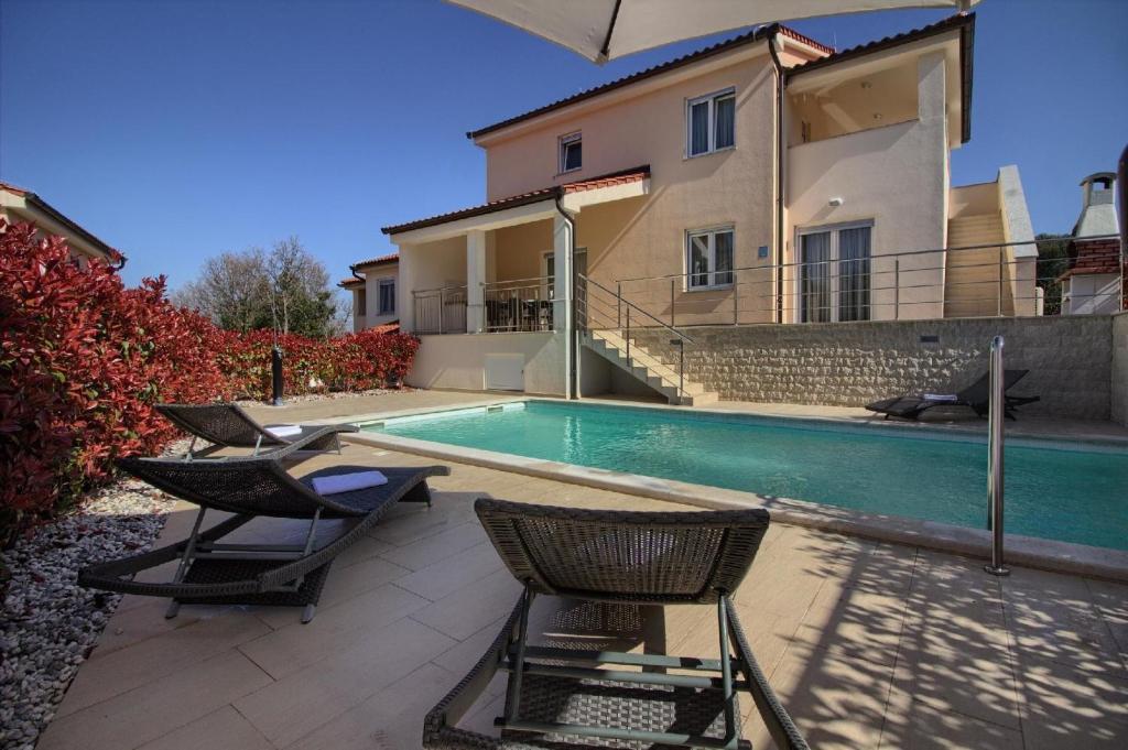 uma piscina em frente a uma casa em Ferienhaus für 20 Personen in Banjole, Istrien Istrische Riviera - b55564 em Banjole