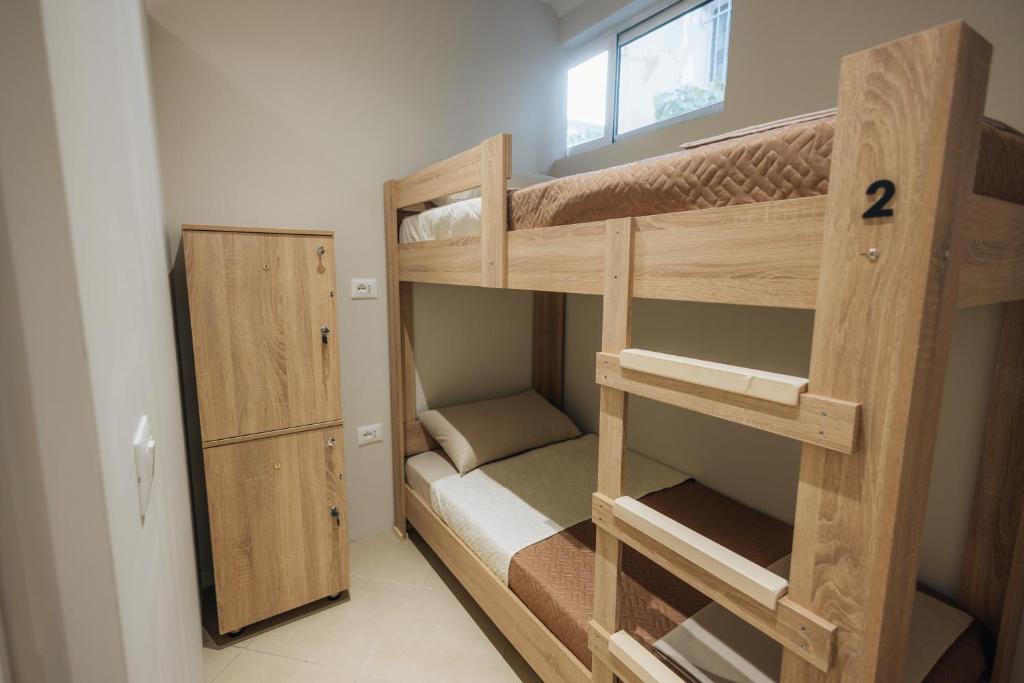 Postel nebo postele na pokoji v ubytování GM Tirana Hostel