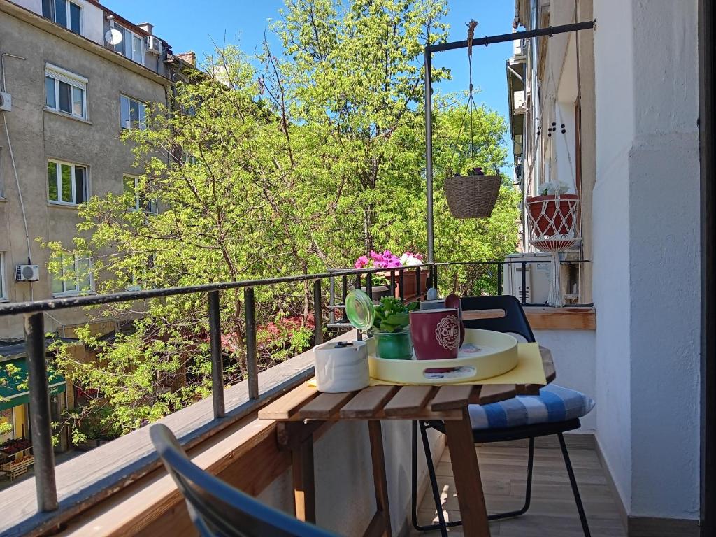 balcón con mesa y sillas en Bijoux Apt in the heart of Sofia, en Sofía