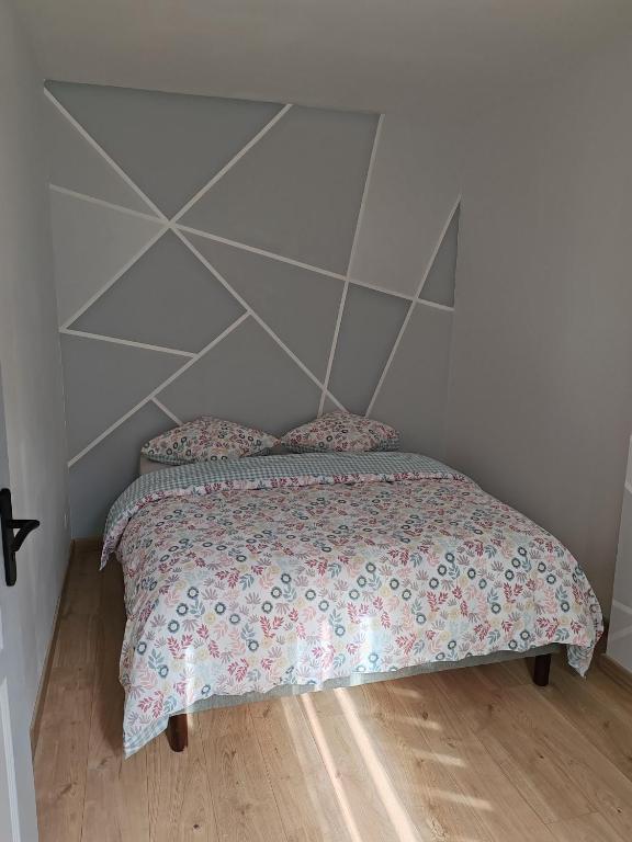 - une chambre avec un lit doté d'une grande tête de lit dans l'établissement Appartement 40 m2, à Saint-Étienne