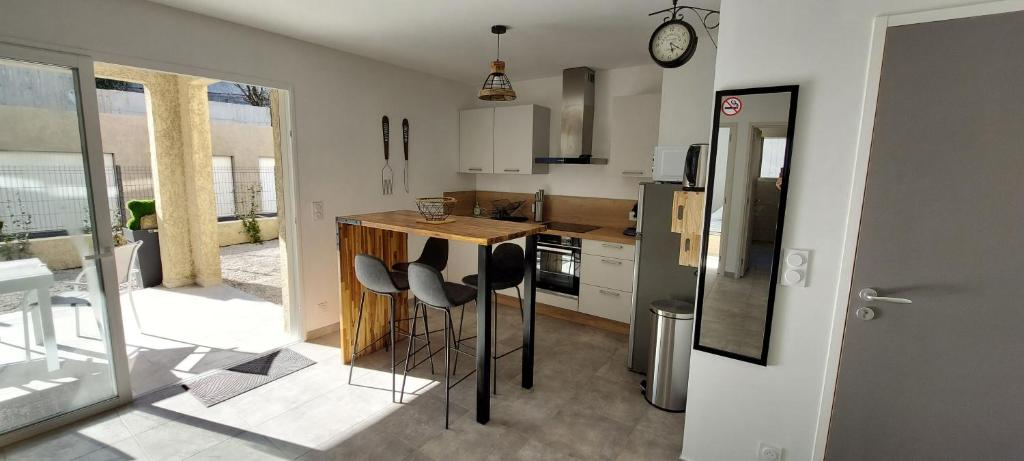 - une cuisine avec un comptoir et quelques chaises dans l'établissement A Caseta RDC, à Cervione