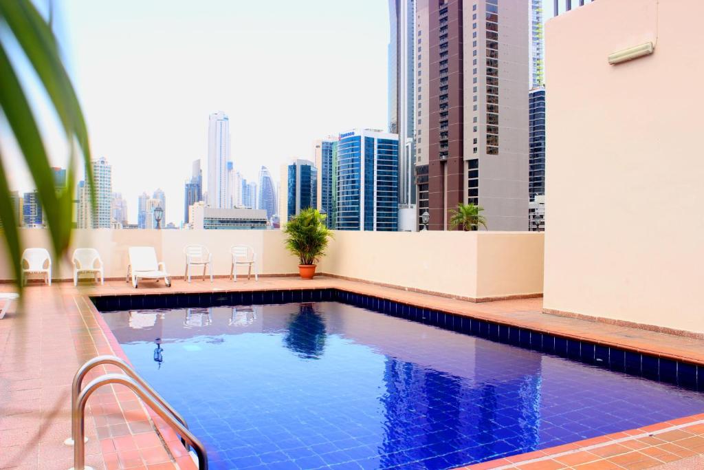 een zwembad met uitzicht op de stad bij Hotel Terranova in Panama-Stad