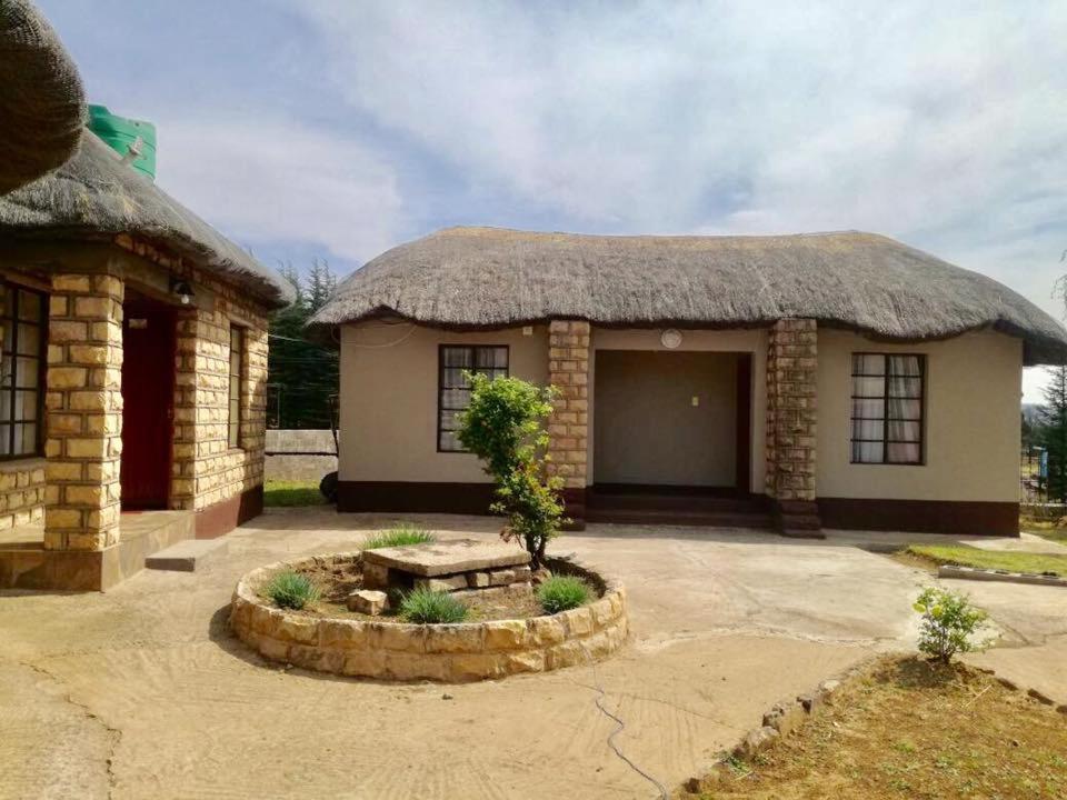 Cette petite maison dispose d'un toit de chaume et d'une terrasse. dans l'établissement Letloepe Lodge, à Qachaʼs Nek