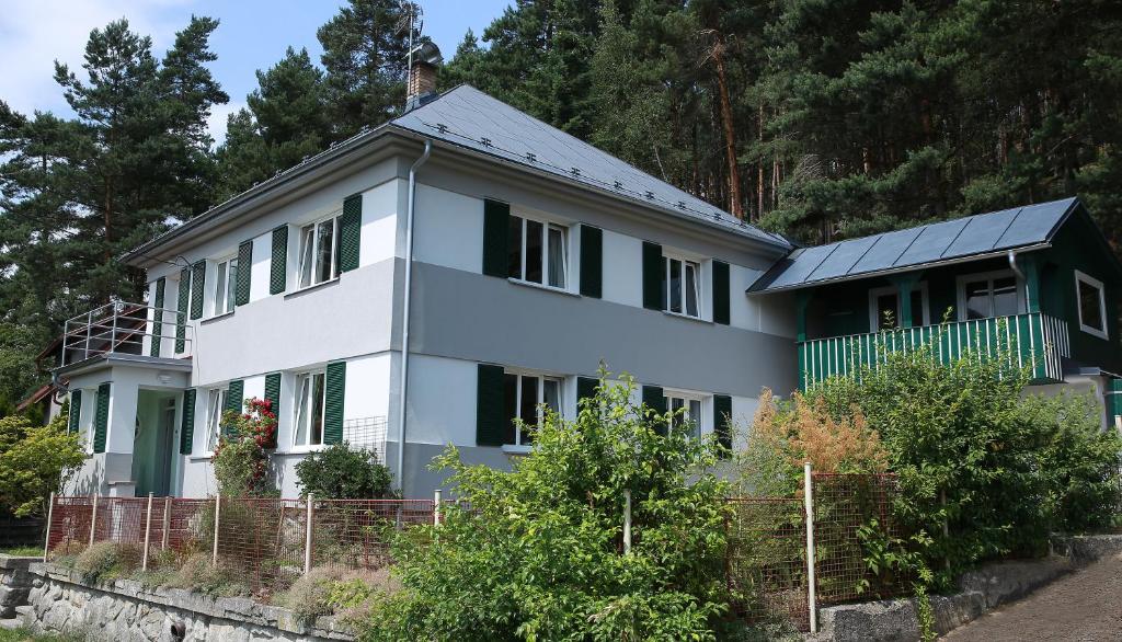 Biały dom z czarnym dachem w obiekcie Apartments Michovka w mieście Koberovy