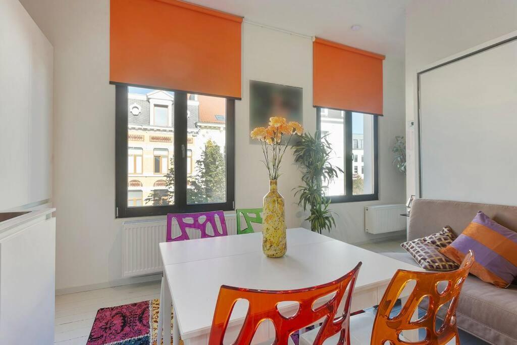 salon z białym stołem i krzesłami w obiekcie Funky - hot spot in trendy area w Antwerpii