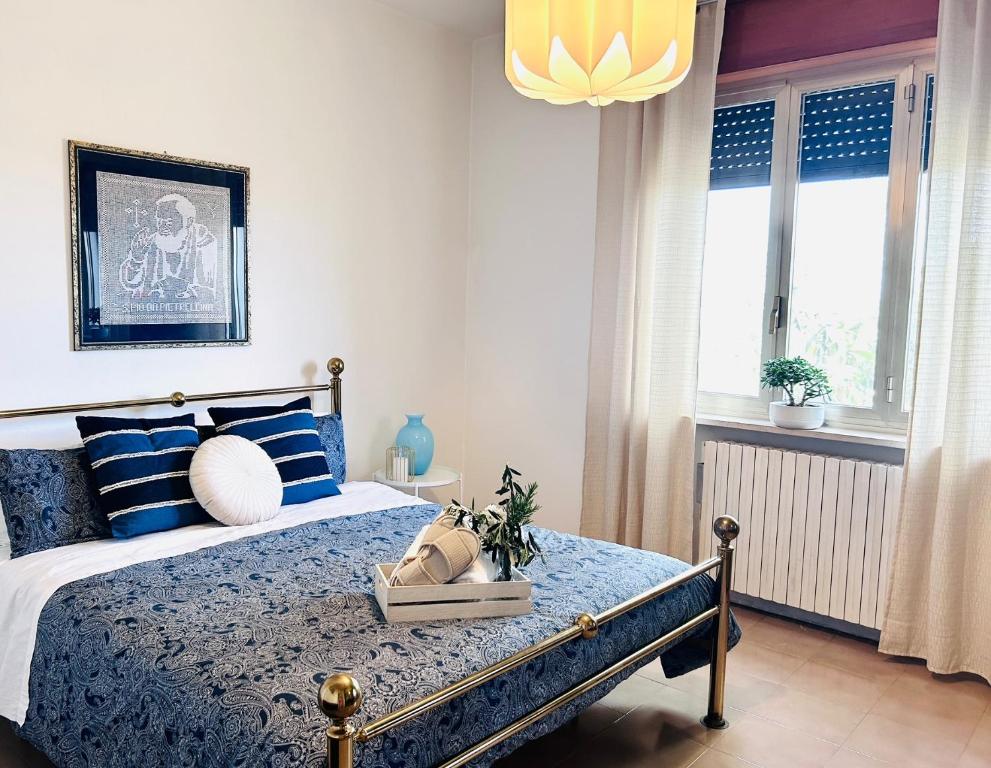 um quarto com uma cama com almofadas azuis e brancas em Villa Ettore em Giuliano Teatino