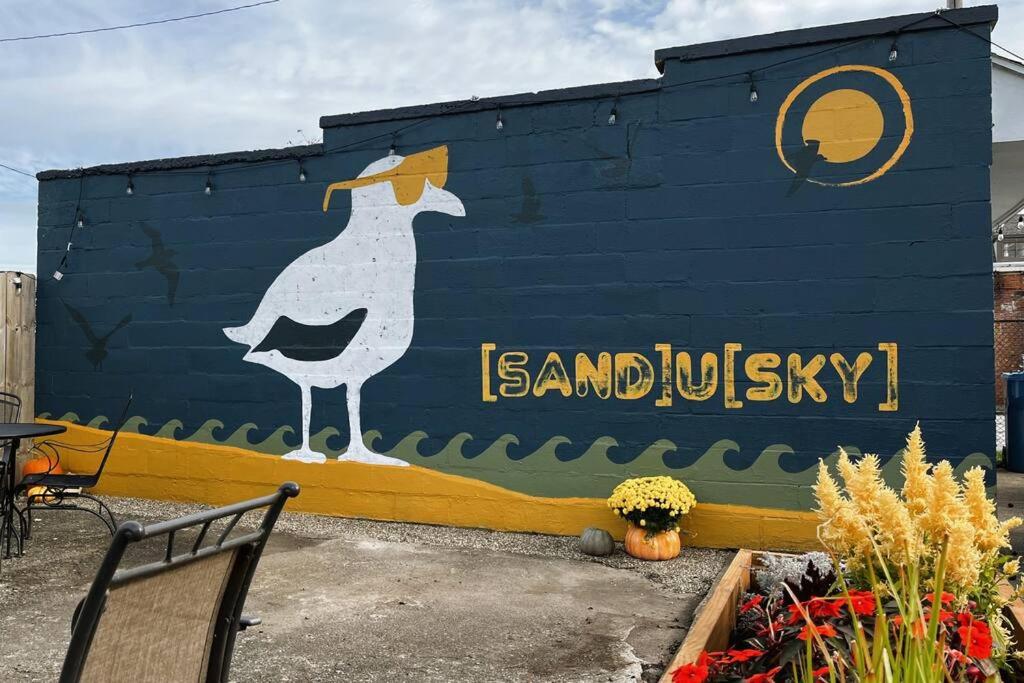un mural de un pájaro pintado en un lateral de un edificio en Fiesinger House - Private 3-bd Unit in Historic Home, Downtown Sandusky, en Sandusky