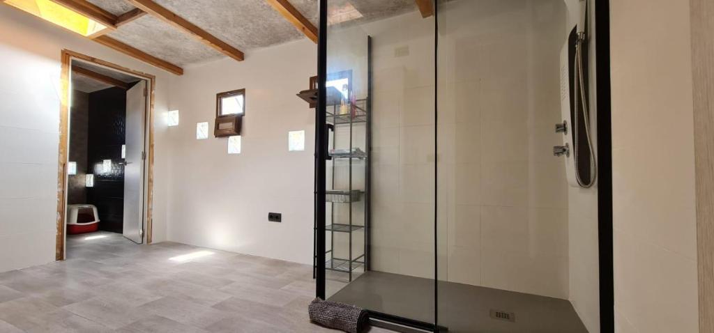 una ducha de cristal en una habitación con pasillo en Villa Martin, en Alicante