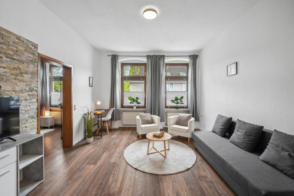 ein Wohnzimmer mit einem Sofa und einem Tisch in der Unterkunft Top Lage Ideal für Geschäftsleute, Monteure, Familien, 3 Zimmer, Flachbild-TV in Wuppertal