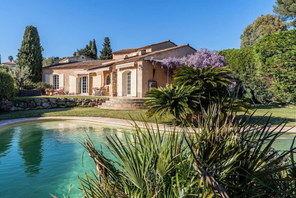 ein Haus mit einem Teich davor in der Unterkunft Charming provençal family house with swimming pool in Antibes