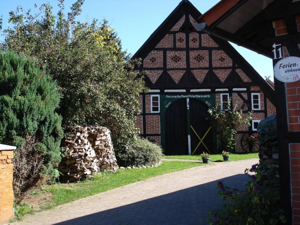 ein altes Gebäude mit einer großen Tür im Hof in der Unterkunft Ganze Wohnung in Jameln mit Garten, Grill und Terrasse - b57780 in Jameln