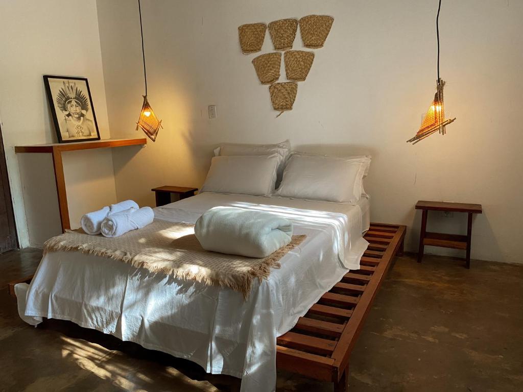 ein Schlafzimmer mit einem Bett mit zwei Handtüchern darauf in der Unterkunft Pousada Alter in Alter do Chao